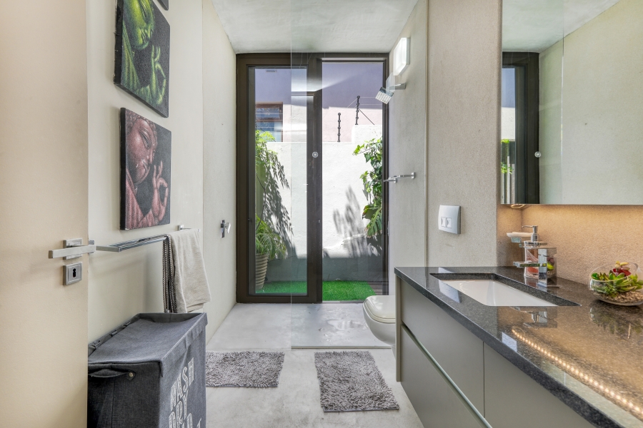 5 Bedroom Property for Sale in Green Point Western Cape